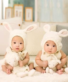 Twee baby's als symbool voor tweelingen